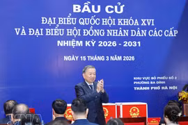 El secretario general del Partido Comunista de Vietnam, To Lam, ejerce su derecho al voto en las elecciones legislativas . (Foto: VNA)