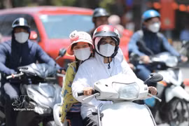 Las regiones del norte y el centro de Vietnam han entrado en la fase máxima de una intensa ola de calor, con temperaturas que superaron el umbral crítico de los 40 grados Celsius en múltiples localidades. (Foto: VNA)