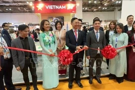 El embajador de Vietnam en Singapur, Tran Phuoc Anh, y representantes del Departamento de Turismo de Ciudad Ho Chi Minh en ITB Asia 2025. (Foto: VNA)