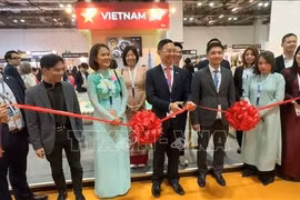 El embajador de Vietnam en Singapur, Tran Phuoc Anh, y representantes del Departamento de Turismo de Ciudad Ho Chi Minh en ITB Asia 2025. (Foto: VNA)