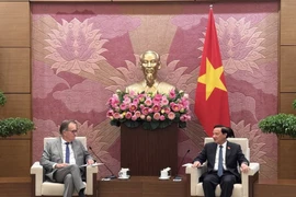 El vicepresidente de la Asamblea Nacional de Vietnam, Nguyen Khac Dinh, recibe al senador Alain Cadec, titular del Grupo de Amistad Francia-Vietnam del Senado francés. (Foto: VNA)