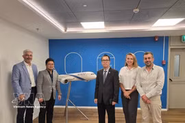 Representantes de la Embajada y Oficina Comercial de Vietnam en Israel y de EL AL Airlines en la reunión del 12 de mayo. (Foto: VNA)