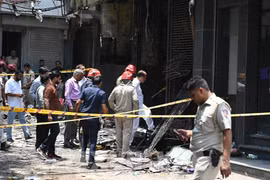 El grave incendio ocurrido el 3 de junio en el hotel Flourish Stay, ubicado en la zona de Malviya Nagar, al sur de Nueva Delhi. (Foto: Xinhua/ VNA)