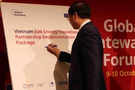 El viceprimer ministro vietnamita Bui Thanh Son firma en la ceremonia para anunciar el paquete de apoyo de 430 millones de euros para el Proyecto hidroeléctrico de almacenamiento por bombeo de Bac Ai, uno de los proyectos clave dentro de la Asociación de Transición Energética Justa (JETP) de Vietnam. (Foto: VNA)