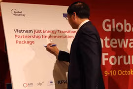 El viceprimer ministro vietnamita Bui Thanh Son firma en la ceremonia para anunciar el paquete de apoyo de 430 millones de euros para el Proyecto hidroeléctrico de almacenamiento por bombeo de Bac Ai, uno de los proyectos clave dentro de la Asociación de Transición Energética Justa (JETP) de Vietnam. (Foto: VNA)