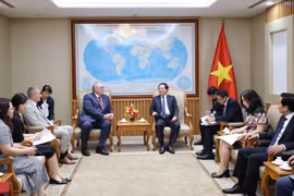 El viceprimer ministro de Vietnam, Ho Quoc Dung, recibe al ubdirector general del Organismo Internacional de Energía Atómica (IAEA), Mikhail Chudakov. (Foto: VGP)