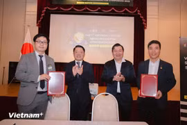 Se firman Memorandos de Entendimiento (MOU) entre el Colegio Politécnico FPT, la Alianza para el desarrollo de recursos de la industria de semiconductores de Vietnam y socios nipones. (Foto: VNA)
