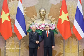 El presidente de la Asamblea Nacional de Vietnam, Tran Thanh Man, recibe al presidente de la Asamblea Nacional y titular de la Cámara de Representantes de Tailandia, Sophon Zaram. (Foto: VNA)