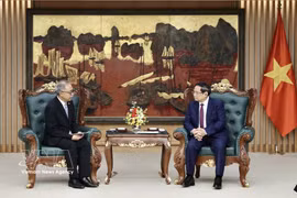El primer ministro de Vietnam, Pham Minh Chinh, recibe al embajador de Indonesia en el país, Adam Mula Warman Tugio. (Foto: VNA)