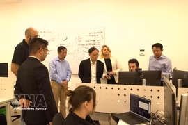 El embajador de Vietnam en Israel, Nguyen Ky Son, visita Qarakal Quantum, una empresa emergente israelí situada a la vanguardia de la investigación y el desarrollo en computación cuántica. (Foto: VNA