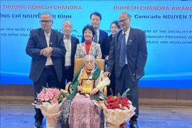 La exvicepresidenta de Vietnam Nguyen Thi Binh, célebre negociadora en los Acuerdos de Paz de París, fue galardonada con el Premio Romesh Chandra por sus significativas contribuciones a la causa de la paz y la solidaridad internacional. (Foto: VNA)