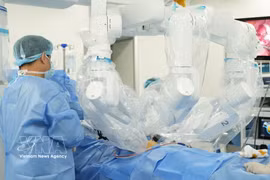 El control remoto elimina ahora las barreras geográficas entre médicos y pacientes, permitiendo que especialistas de Hanoi operen a pacientes en Can Tho y viceversa, sin que estos deban desplazarse a los grandes centros médicos. (Foto: VNA)