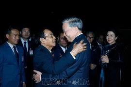 Bounthong Chitmany, miembro del Buró Político y permanente del Secretariado del Comité Central del Partido Popular Revolucionario de Laos (PPRL) y vicepresidente de ese país, recibe al ecretario general del Partido Comunista de Vietnam (PCV), To Lam. (Fuente: VNA)