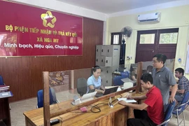 Ciudadanos realizando trámites administrativos y de registro civil en el Centro de Servicios Públicos de la comuna de Nga My, provincia de Nghe An. (Foto: VNA)