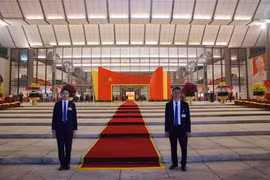 Personal de seguridad realiza sus funciones en el vestíbulo principal del Centro Nacional de Convenciones. Foto: VNA