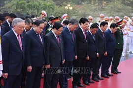 Dirigentes vietnamitas rinden tributo al Presidente Ho Chi Minh (Foto: VNA)