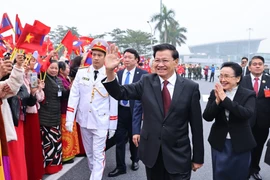Máximo dirigente de Laos llega a Hanoi para una visita de Estado a Vietnam (Foto: VNA)
