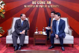 El miembro del Buró Político y permanente del Secretariado del Comité Central del Partido Popular Revolucionario de Laos, Vilay Lakhamphong, (izquierda) tel miembro del Buró Político y el ministro de Seguridad Pública de Vietnam, Luong Tam Quang (Foto: VNA)