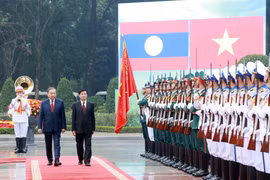 El secretario general del Partido Comunista de Vietnam, To Lam, recibe al secretario general del Partido Popular Revolucionario y presidente de Laos, Thongloun Sisoulith. (Foto: VNA)