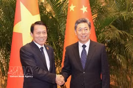 El ministro vietnamita de Seguridad Pública, general Luong Tam Quang, (izquierda) y Chen Wenqing, miembro del Buró Político y secretario de la Comisión de Asuntos Políticos y Legales del Comité Central del Partido Comunista de China. (Foto: VNA)