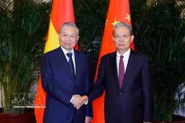 El secretario general del Partido Comunista y presidente de Vietnam, To Lam, (izquierda) y Zhao Leji, miembro del Buró Político del Comité Central del Partido Comunsita de China y presidente del Comité Permanente de la Asamblea Popular Nacional. (Foto: VNA)