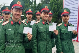 eEectores, incluyendo oficiales, soldados y residentes que viven y trabajan en la Zona Económica Especial de Con Co (Quang Tri), participan con alegría en las elecciones. Foto: VNA