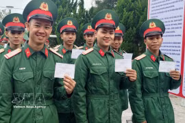 eEectores, incluyendo oficiales, soldados y residentes que viven y trabajan en la Zona Económica Especial de Con Co (Quang Tri), participan con alegría en las elecciones. Foto: VNA