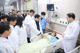 El primer ministro de Vietnam, Pham Minh Chinh, visita el hospital Bach Mai (Foto: VNA)