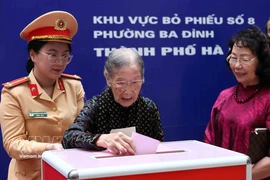 La votante Phan Thi Thuan, de 101 año de edad, ejerce su derecho al voto. (Foto: VNA)