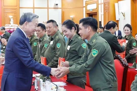 El secretario general del Partido Comunista de Vietnam, To Lam, con individuos y colectivos ejemplares de las fuerzas que participan en la protección de la seguridad y el orden a nivel de base en todo el país. (Foto: VNA)
