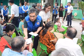 Una delegación de Ciudad Ho Chi Minh, encabezada por Nguyen Phuoc Loc, vicesecretario del Comité del Partido municipal y titular del Comité del Frente de la Patria de Vietnam en esta urbe sureña, entrega apoyos a damnificados por inundaciones en Hue. (Foto: VNA)