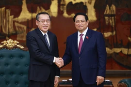 El primer ministro de Vietnam, Pham Minh Chinh, recibe al titular laosiano de Trabajo y Bienestar, Phosay Sayasone. (Foto: VNA)