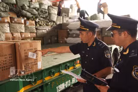Las fuerzas de Aduanas realizan la inspección y el control de mercancías de importación y exportación en el Paso Fronterizo Internacional Huu Nghi (provincia de Lang Son). (Foto: VNA)