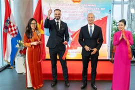 El embajador vietnamita en Croacia, Bui Le Thai, (derecha) y Marko Moric, cónsul honorario de Vietnam en Croacia. (Foto: VNA)