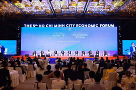 El Diálogo de Políticas entre el primer ministro de Vietnam, Pham Minh Chinh y grandes empresas internacionales. (Foto: VNA)