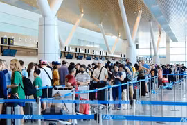 Pasajeros en aeropuerto Tan Son Nhat, en Ciudad Ho Chi Minh (Foto: VNA)
