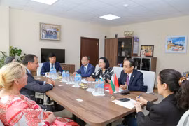 La embajadora de Vietnam en Bulgaria, Nguyen Thi Minh Nguyet, en la reunión entre entre la Universidad de Medicina de Hanoi y la Universidad de Medicina de Sofía. (Foto: VNA)