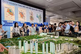Habitantes de Hanoi consultan el plan de desarrollo urbano de la capital con visión de 100 años. (Foto: VNA)