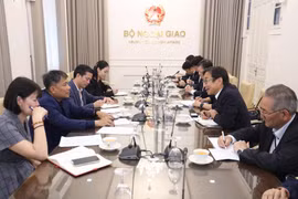 El viceministro permanente de Relaciones Exteriores, Nguyen Minh Vu, recibe a representantes de la empresa japonesa Idemitsu Kosan Co. Ltd. (Foto: Cancillería)