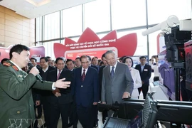 El secretario general del Partido, To Lam, visita un stand en una conferencia nacional sobre avances en ciencia y tecnología, innovación y transformación digital nacional. (Foto: VNA)