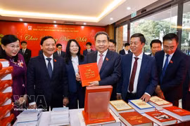 El presidente de la Asamblea Nacional (AN) de Vietnam, Tran Thanh Man, asiste a una ceremonia de presentación de la colección de leyes aprobadas por la AN de la XV Legislatura en su décimo período de sesiones. (Foto: VNA)