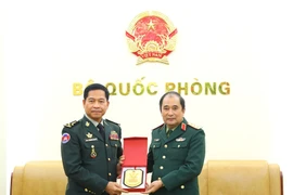 El coronel general Phung Si Tan, subjefe del Estado Mayor General del Ejército Popular de Vietnam, y el general Phom Nara, secretario general del Comité Nacional de Armas Químicas de Camboya. (Foto: VNA)