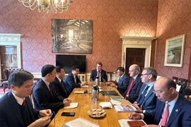 En Irlanda, Xuan Thang se reunió con John Lahart, presidente de la Comisión de Asuntos Exteriores y Comercio del Parlamento, y un grupo de parlamentarios irlandeses; Colm O'Reardon, secretario general del Ministerio de Educación Superior, Investigación, Innovación y Ciencia (DFHERIS); y William Beausang, asistente del Ministro, junto con otros funcionarios del DFHERIS. (Foto: VNA)