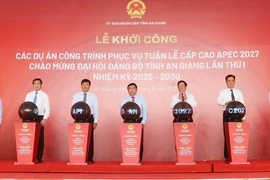 El viceprimer ministro de Vietnam, Nguyen Chi Dung, presidie la ceremonia de inicio de 10 proyectos clave de infraestructura para la Cumbre del APEC. (Foto: VNA)