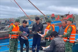 Las tropas de guardia fronteriza coordinan con la guardia costera para realizar propaganda sobre la lucha contra la pesca ilegal, no declarada y no reglamentada en el muelle de Bach Long Vy. (Foto: VNA)