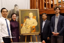 La delegación de Zona de Reliquias del Presidente Ho Chi Minh en el Palacio Presidencialen y el director del Museo de Historia Viva. (Foto: VNA)