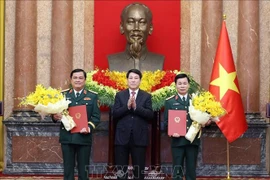 Presidente promueve a dos oficiales al rango de Coronel General. (Foto: VNA)