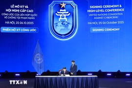 El ministro de Seguridad Pública de vIetnam, Luong Tam Quang, firma la Convención de la ONU sobre Ciberdelincuencia. (Foto: VNA)