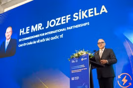 El Comisario de Asociaciones Internacionales de la UE, Jozef Síkela, anuncia el paquete de inversión de 560 millones de euros para apoyar la transición energética y el desarrollo económico de Vietnam. (Foto: Vietnam+)