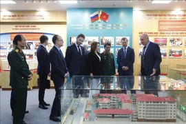 El vicepresidente primero del Consejo de la Federación de Rusia, Andrey Vladimirovich Yatskin, visita el Centro Tropical Vietnam-Rusia. (Foto: VNA)